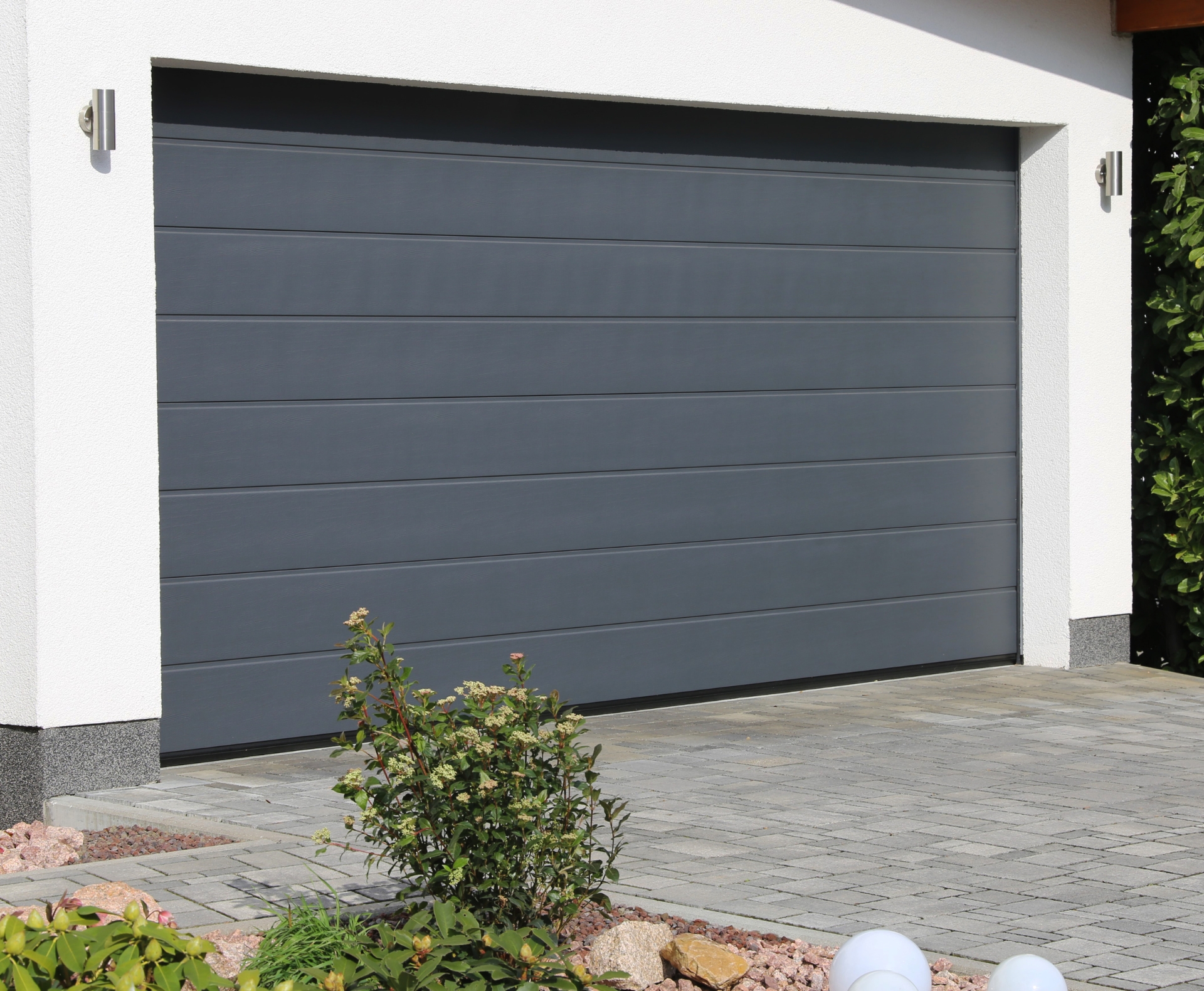 Residential garage door Montreal